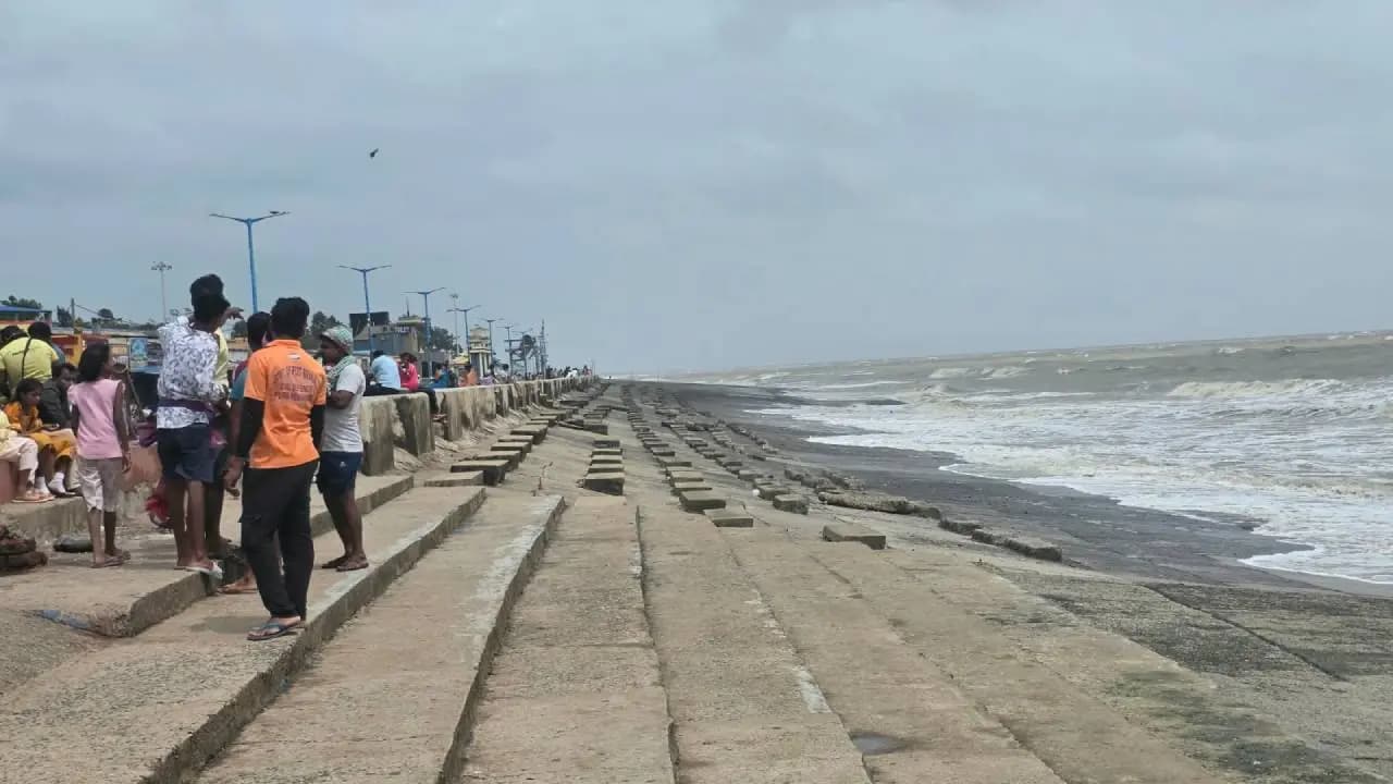 Digha Sea Turns Rough, Tourists Barred From Entering Water Amid Rising Waves
