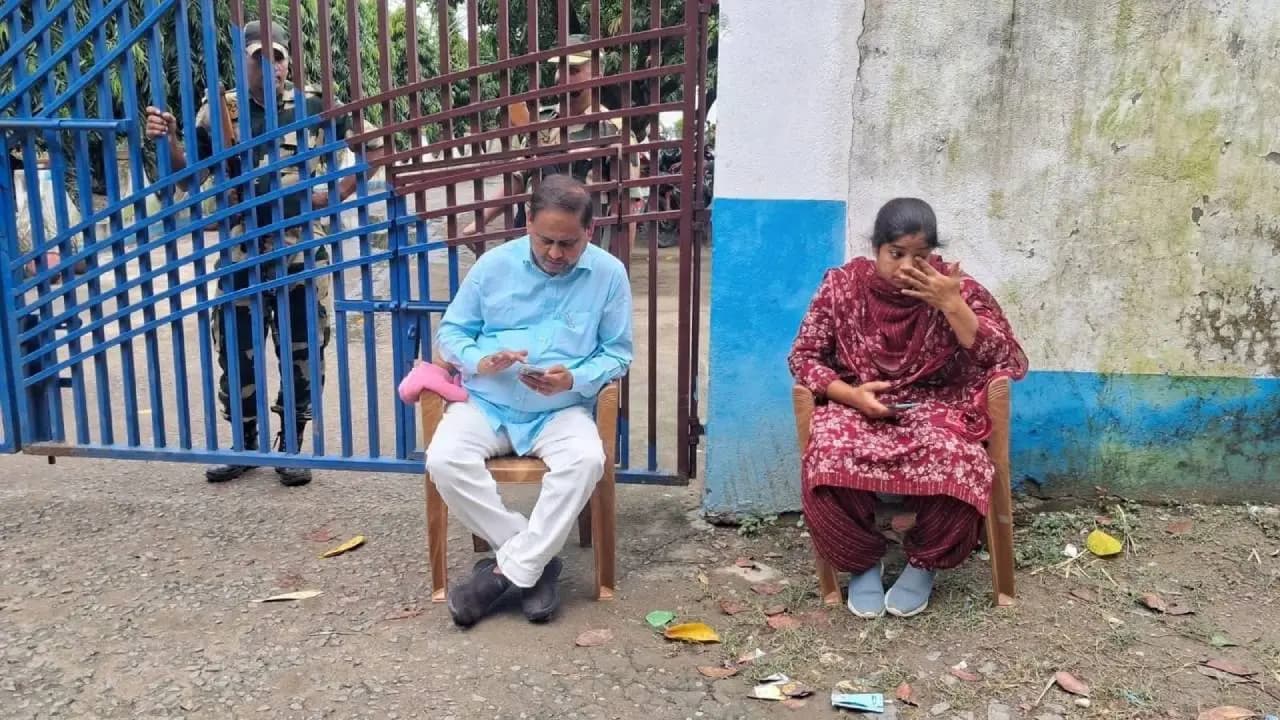 Humayun Kabir On Dharna: Humayun Kabir On Dharna Infront Of Rejinagar Police Station Ahead Of By Polls, Demands Relase Of AJUP Party Leaders