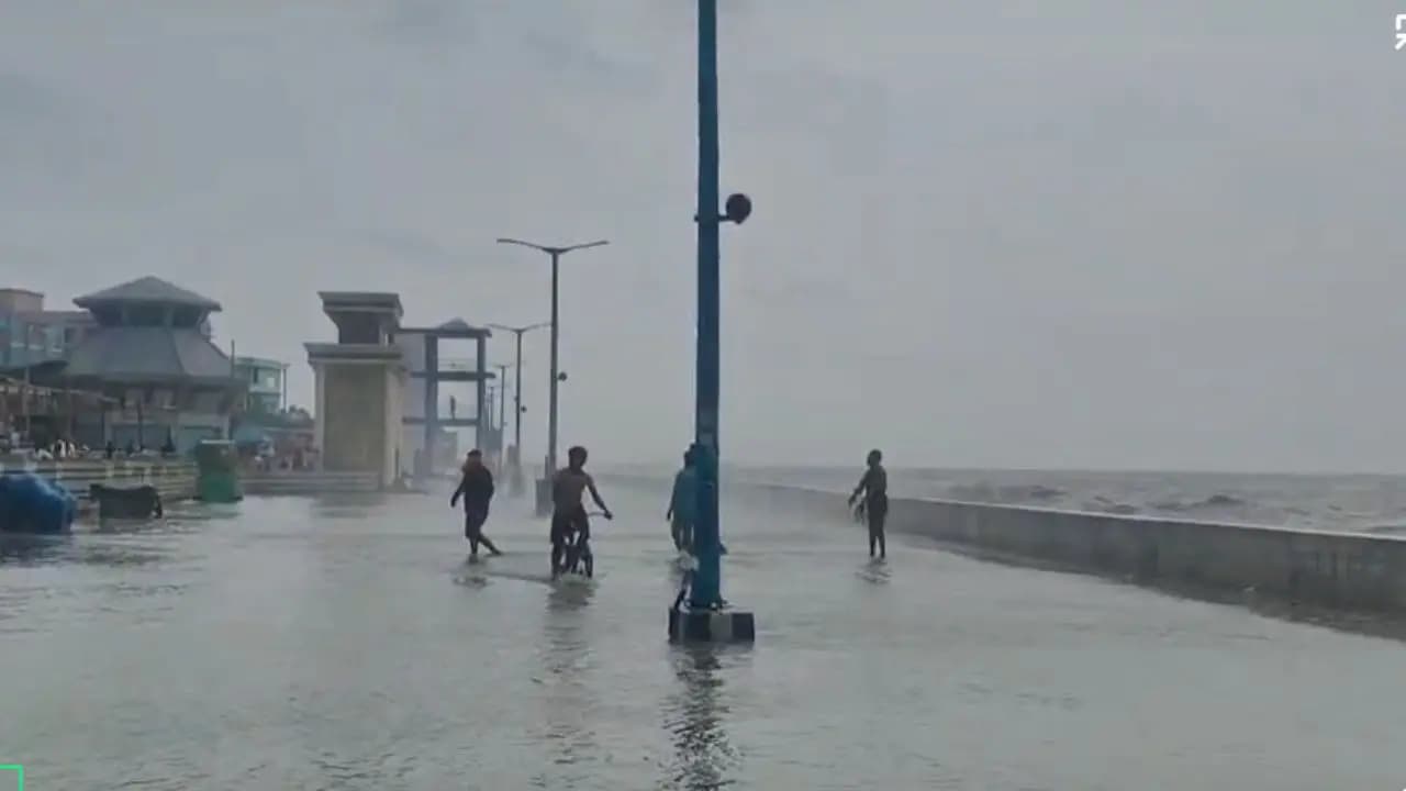 Digha News: Storm surge in Digha knee deep water on beach side road Seawater even entered the shops