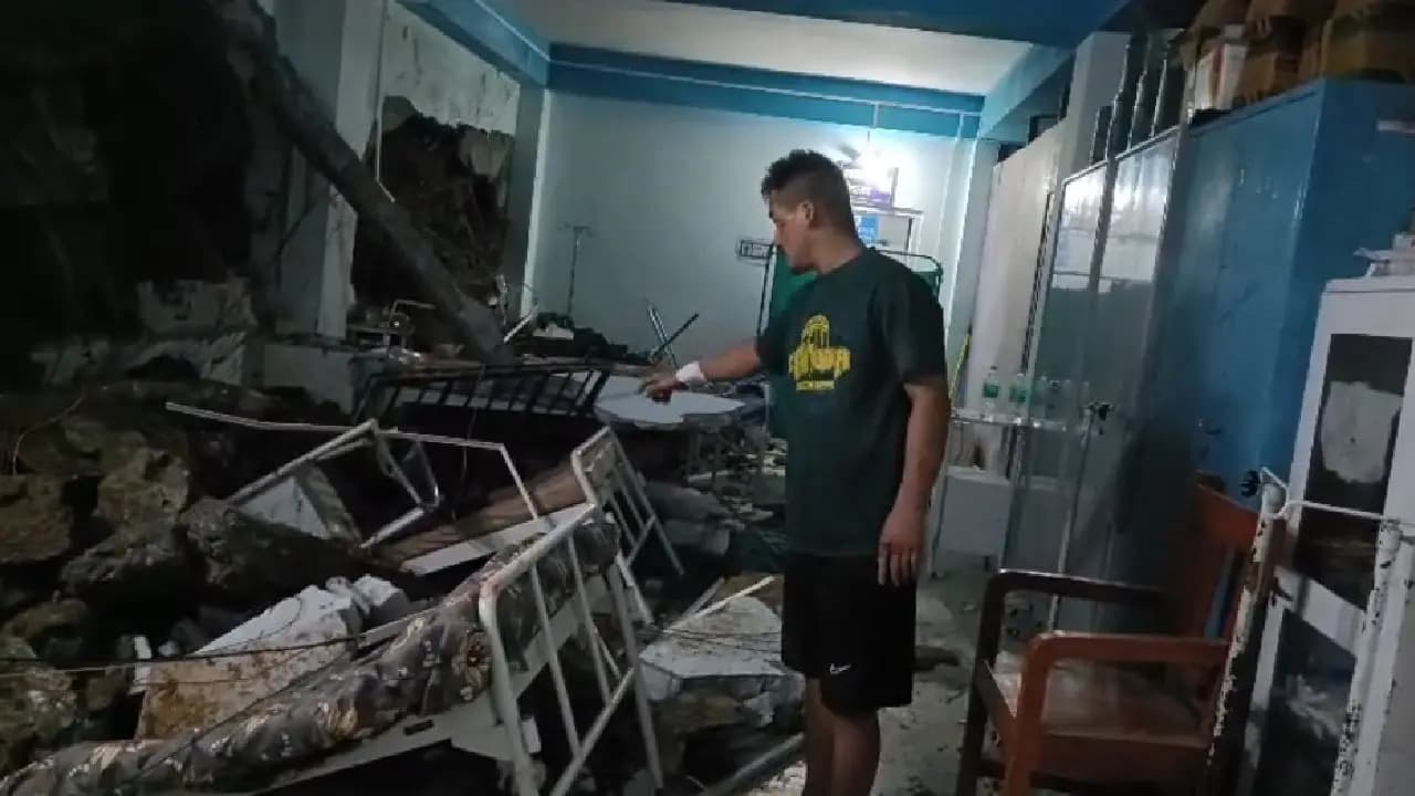  Landslide at North Bengal hits Takdah Cantonment Hospital attendant  injured