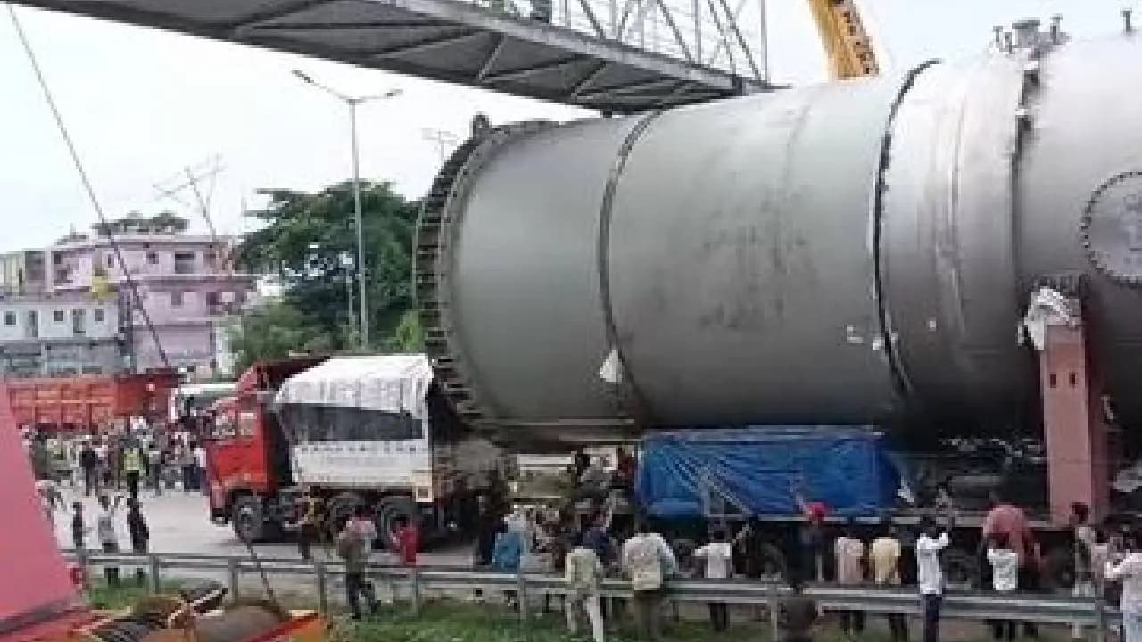308-Wheel Truck Carrying 200-Tonne Belgium Vessel Set To Enter UP