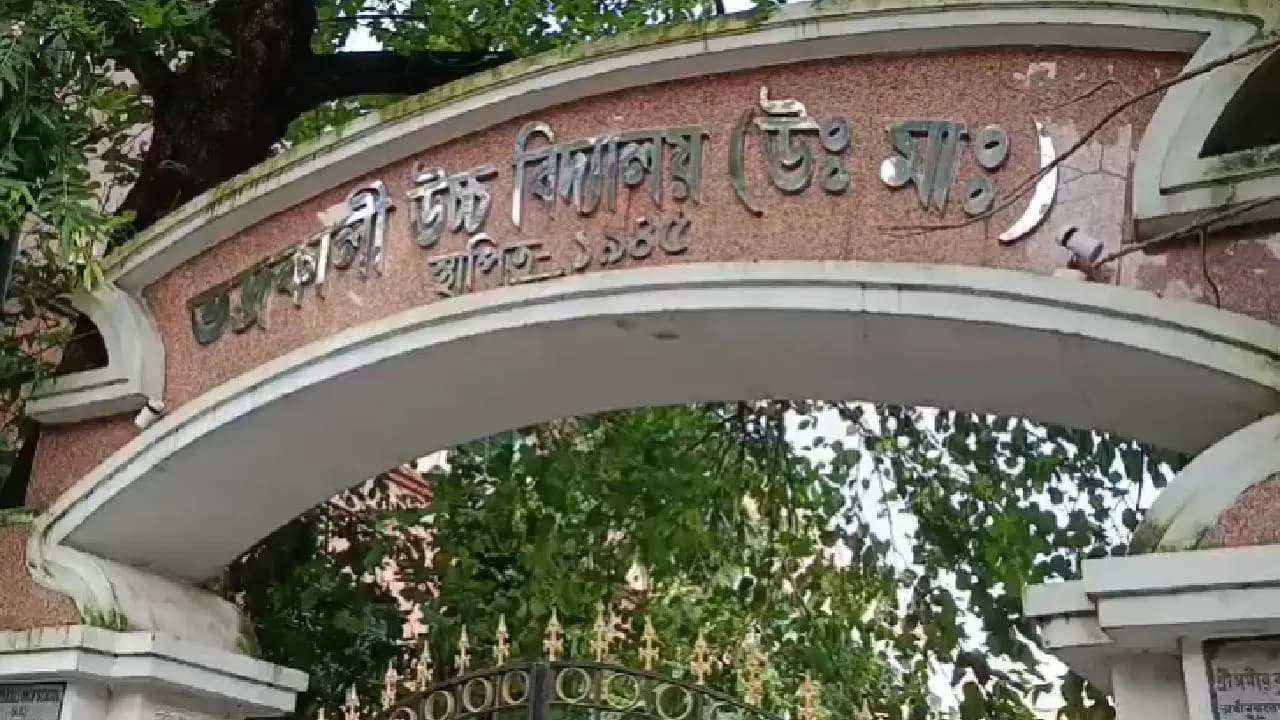 Man tries to die inside School in Hooghly Uttarpara