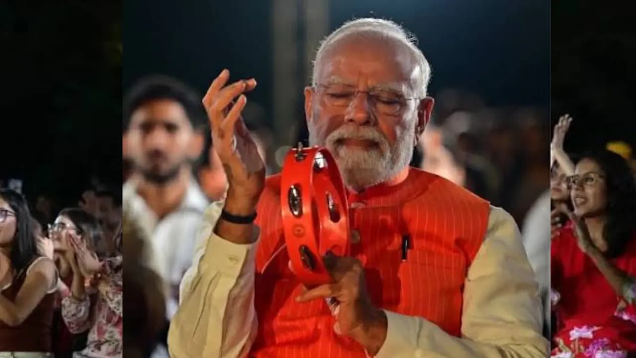 PM Modi is embracing Trending Bhajan Clubbing in Delhi Reason Behind Popularity
