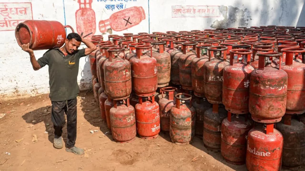 LPG Cyclinder Price Hike: Check LPG CNG PNG rates in Kolkata Delhi Bangalore and other cities on 28 September