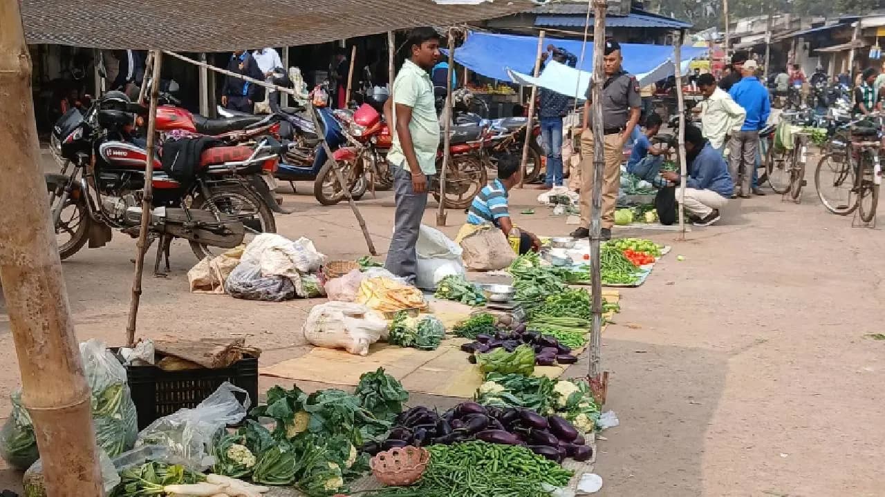 Man Seen Walking in West Midnapore Market Holding His Own Severed Arm