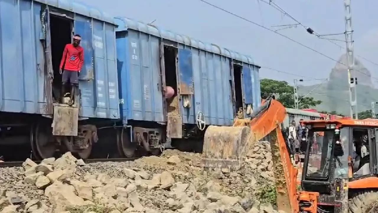 Ganga Erosion Disrupts Rail Services; 12 Trains Cancelled on Sahibganj–Barharwa Section