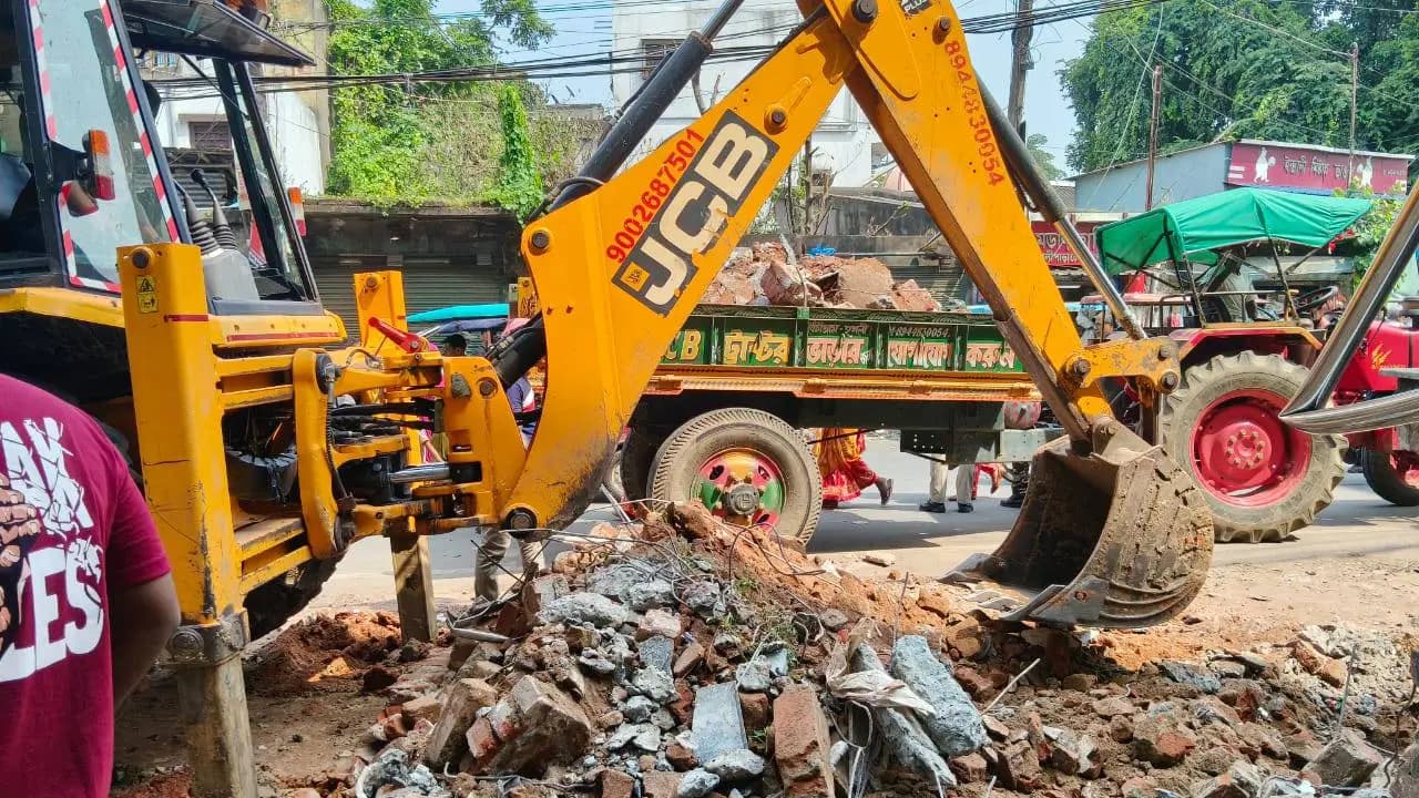 Court Order Enforced: Bulldozer Removes Encroaching Staircase from PWD Land in Pandua