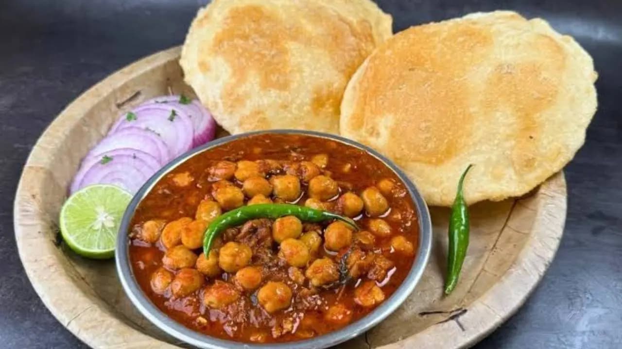 UP Husband caught by wife while buying chole-bhature for his girlfriend