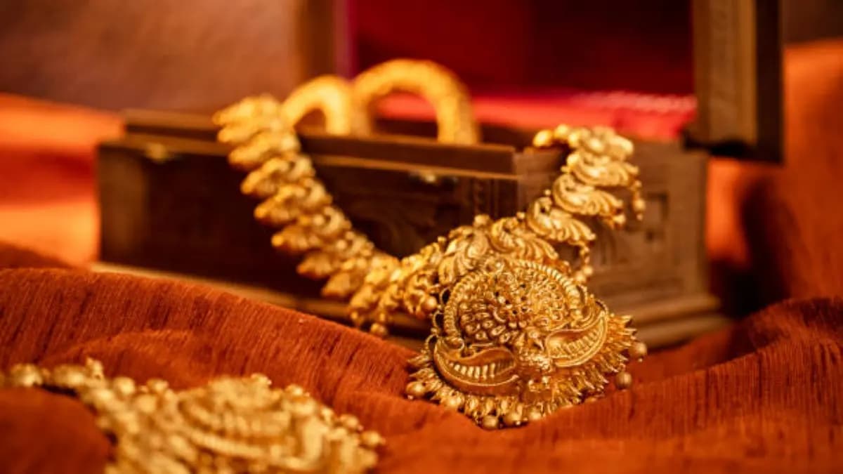 Gold Price crashed in Kolkata Delhi Chennai Bangalore and Mumbai check the rates on October 3