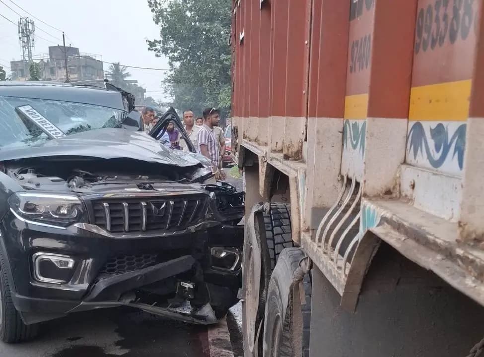 Two Injured as Speeding Car Hits Parked Truck in Budge Budge