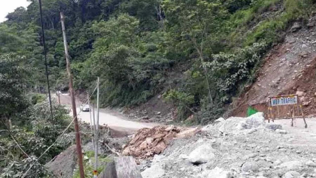 Big News For Hill Tourists: During the holiday season a ban on the movement of all types of vehicles along NH10 has been imposed for one month 