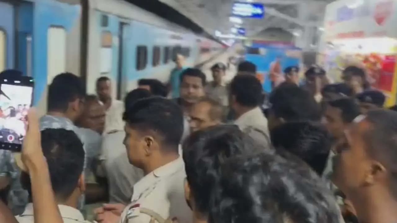 Three members of Congress and TMC were detained from the station before the Malda Zilla Parishad president and vice president polls
