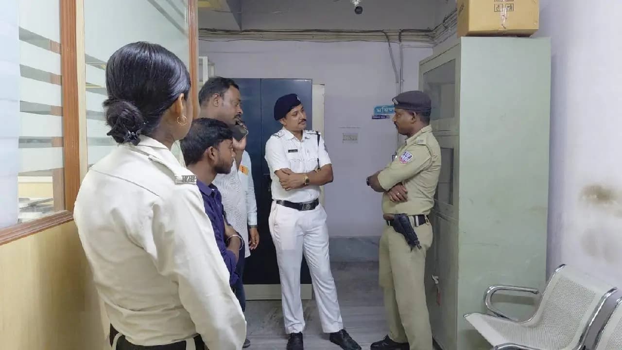 Hooghly District Council Engineer Caught Red-Handed Taking Bribe