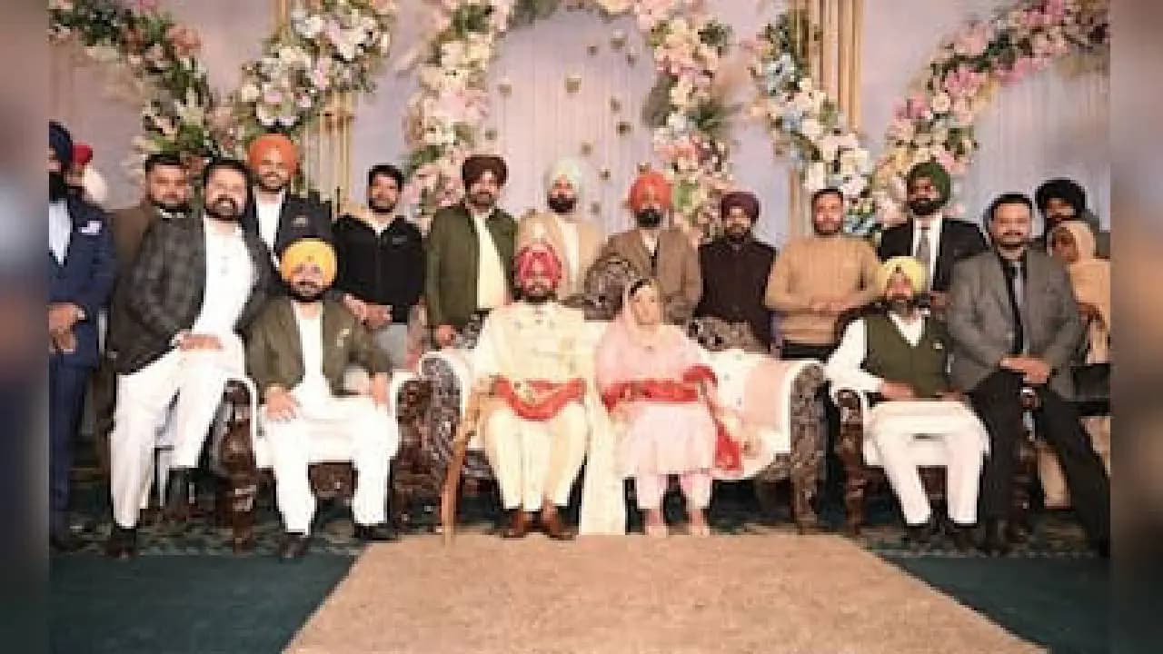 Woman Poses As PCS Officer, Dupes AAP Leader Into Marriage, Runs Away With Jewellery in Punjab 