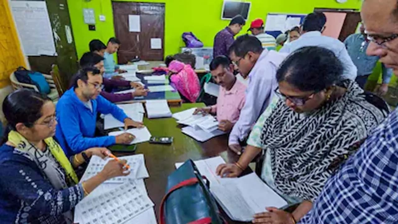 EC Portal Glitches: In Bengal, those rejected in the SIR are neither receiving notices nor getting hearings; Tribunal judges have identified flaws in the Election Commissions portal