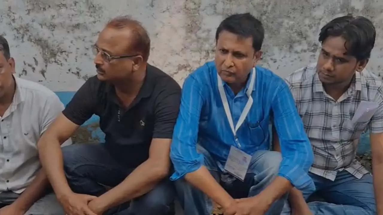 Rejinagar By-election 2026: Congress candidate Abdullahil Kafi got into an altercation with the police in Rejinagar and staged a sit-in protest in front of the police station 