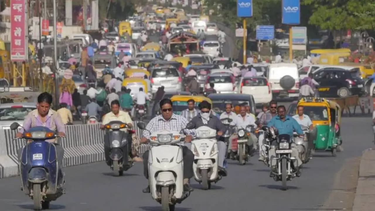Workers in West Bengal report the longest average travel time to reach their workplace, spending 36 minutes on a trip