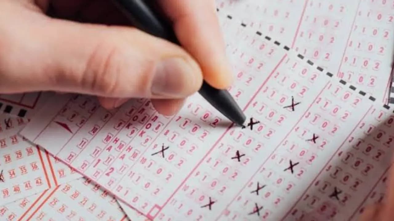 Man wins lottery by using simple mathematics and elopes