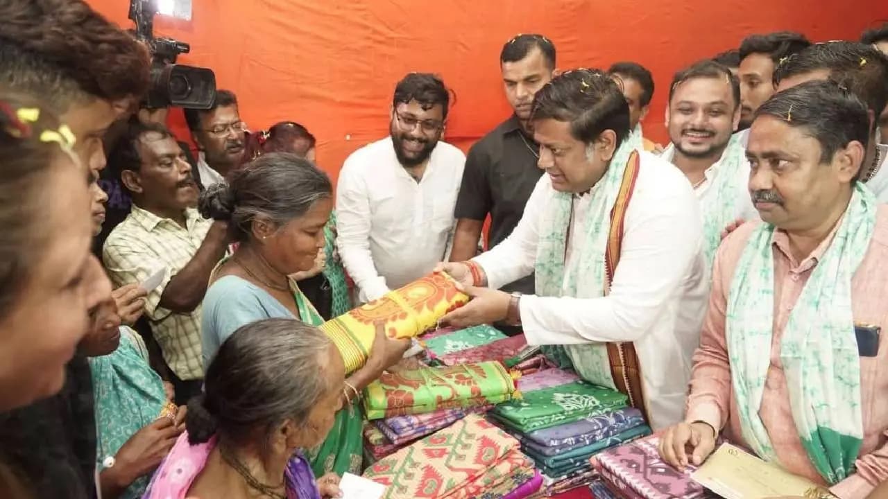 Namo Shopping Mall New Clothes for Only 10 Rupee Unique Shopping Mall Opens in Panihati Ahead of Durga Puja