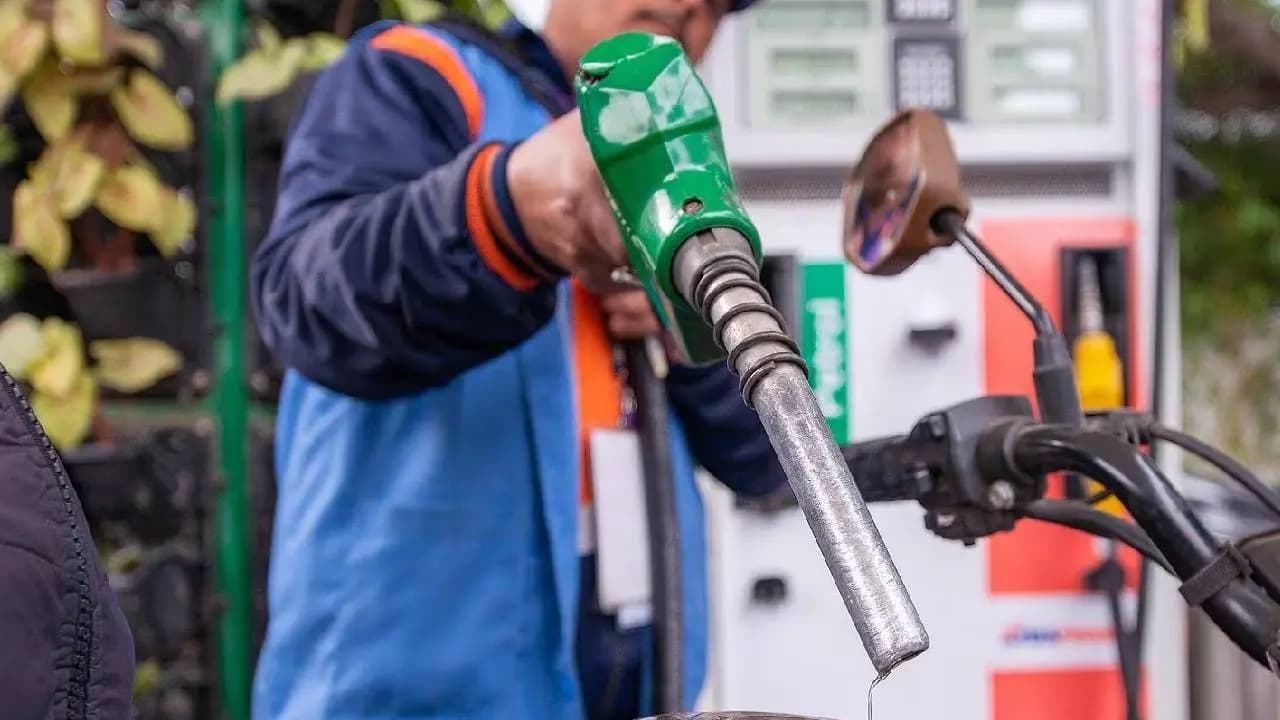 Save Money What is the right time to filling petrol Here is the truth