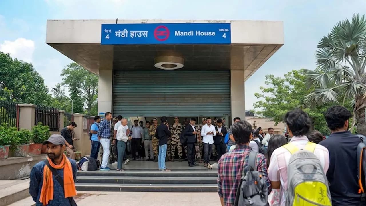 Restrictions in New Delhi: The Supreme Court has questioned the Centre regarding the strict restrictions imposed on the Cockroach Janata Partys programme in Delhi on Saturday
