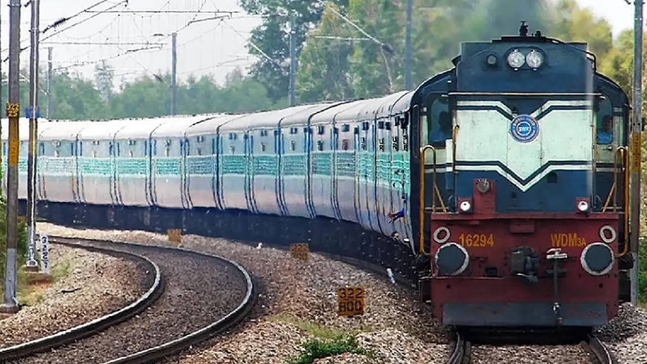 Indian Railways Big Update: Railway authorities have released information regarding vacant seats and berths on several long-distance and special trains in October 