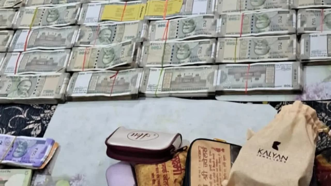 EOU recovers 50 lakh cash and gold from a government engineer s house in Bihar