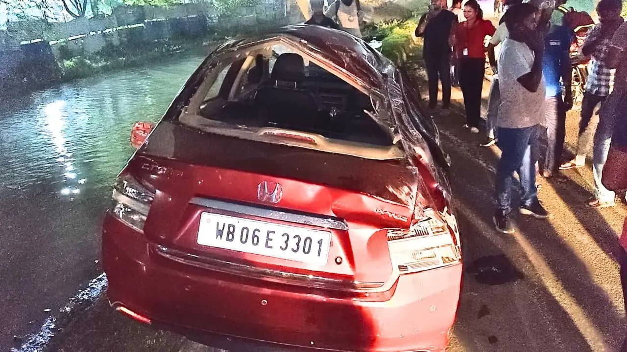 New Town Accident: Horrific accident in New Town car hurtles across the road in the Shapoorji area four injured