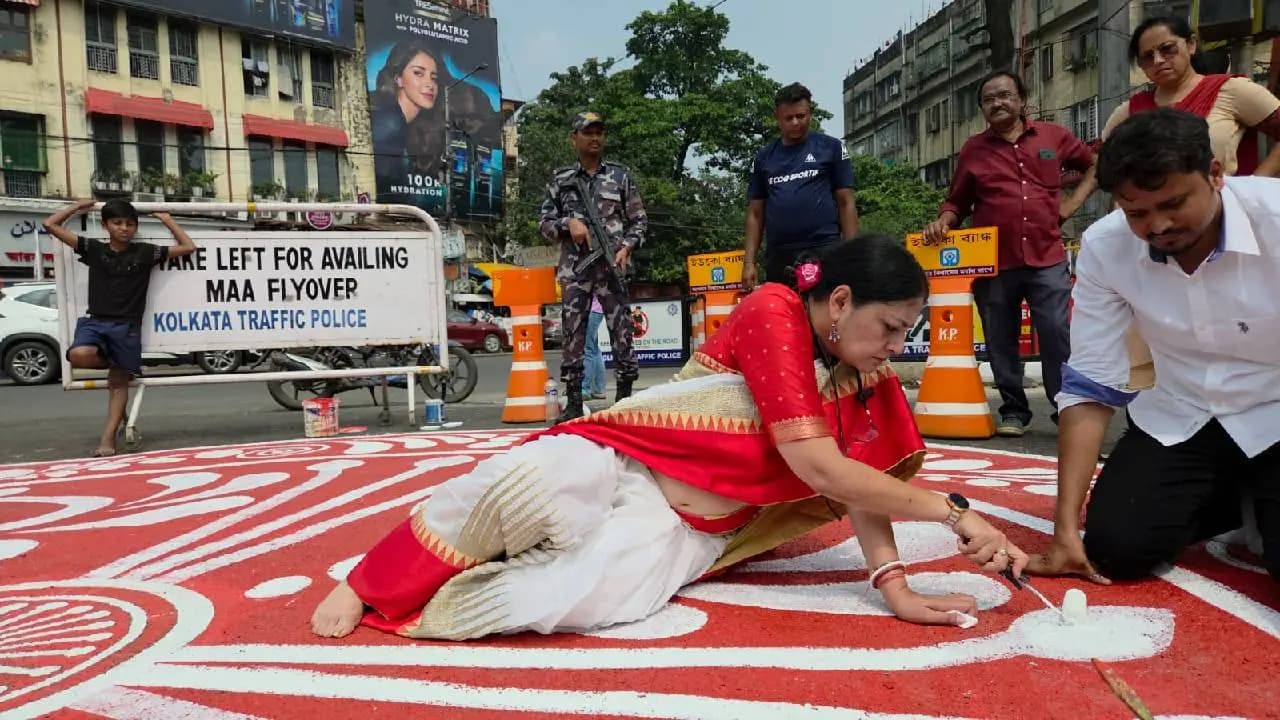 Agnimitra Paul Draws Alpana at Kolkata Park Circus Seven-Point Crossing Ahead of Durga Puja