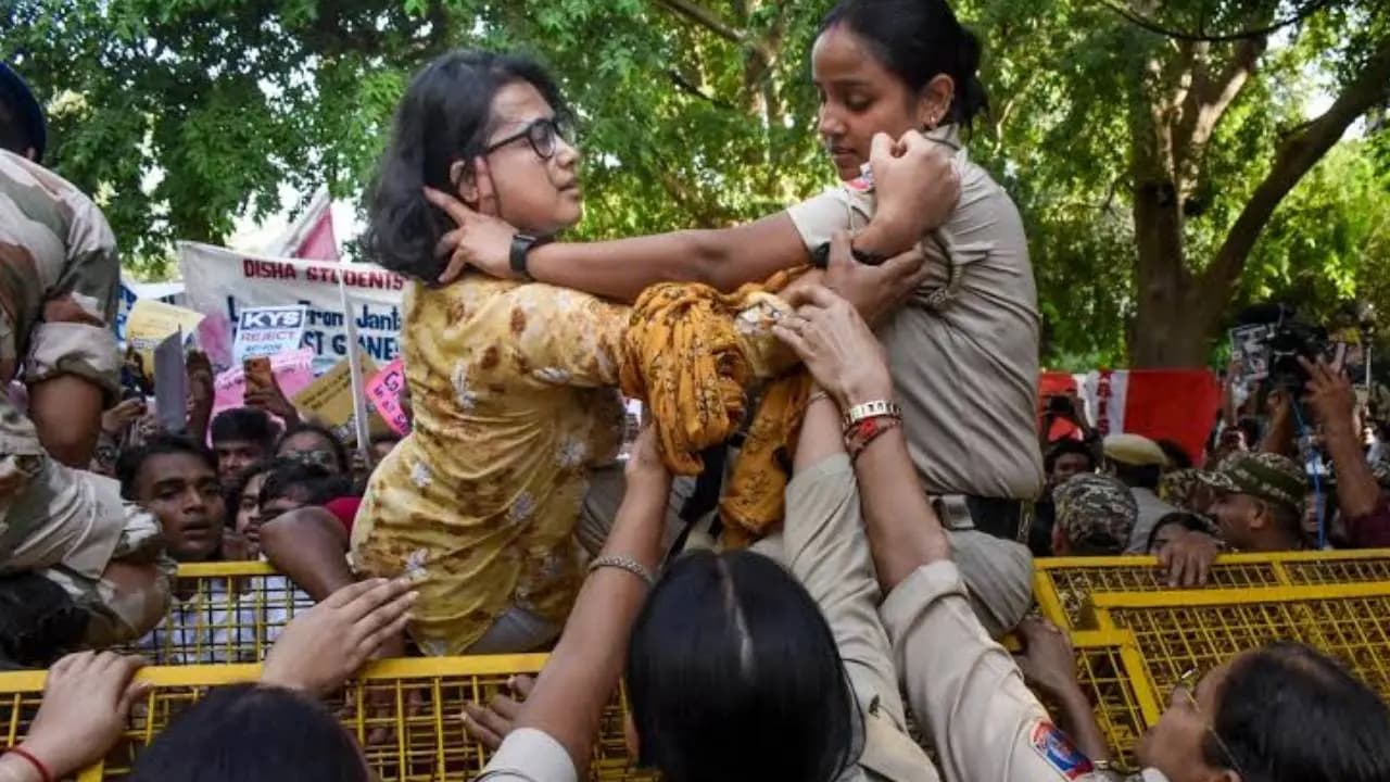 Controversy over viral photo from Delhi protests: Female constable makes allegations against Neha Bora