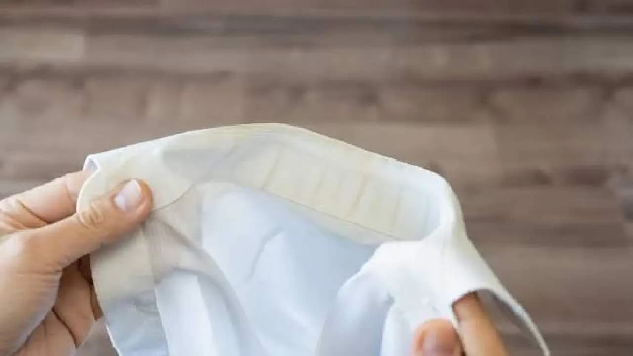 White shirt's yellow collar stain removal: try this homemade solution 
