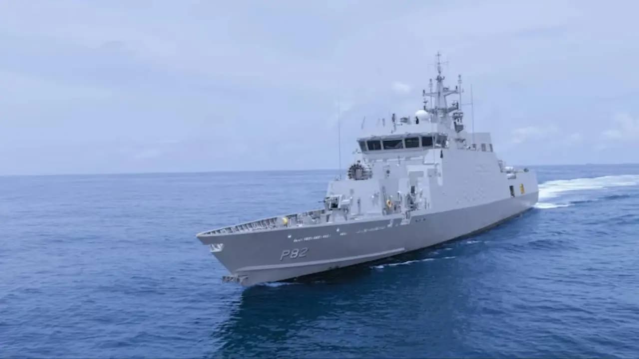 Pakistan was already trembling in fear on land now it will quake in the water too warship Mangrol has joined the Indian Navy