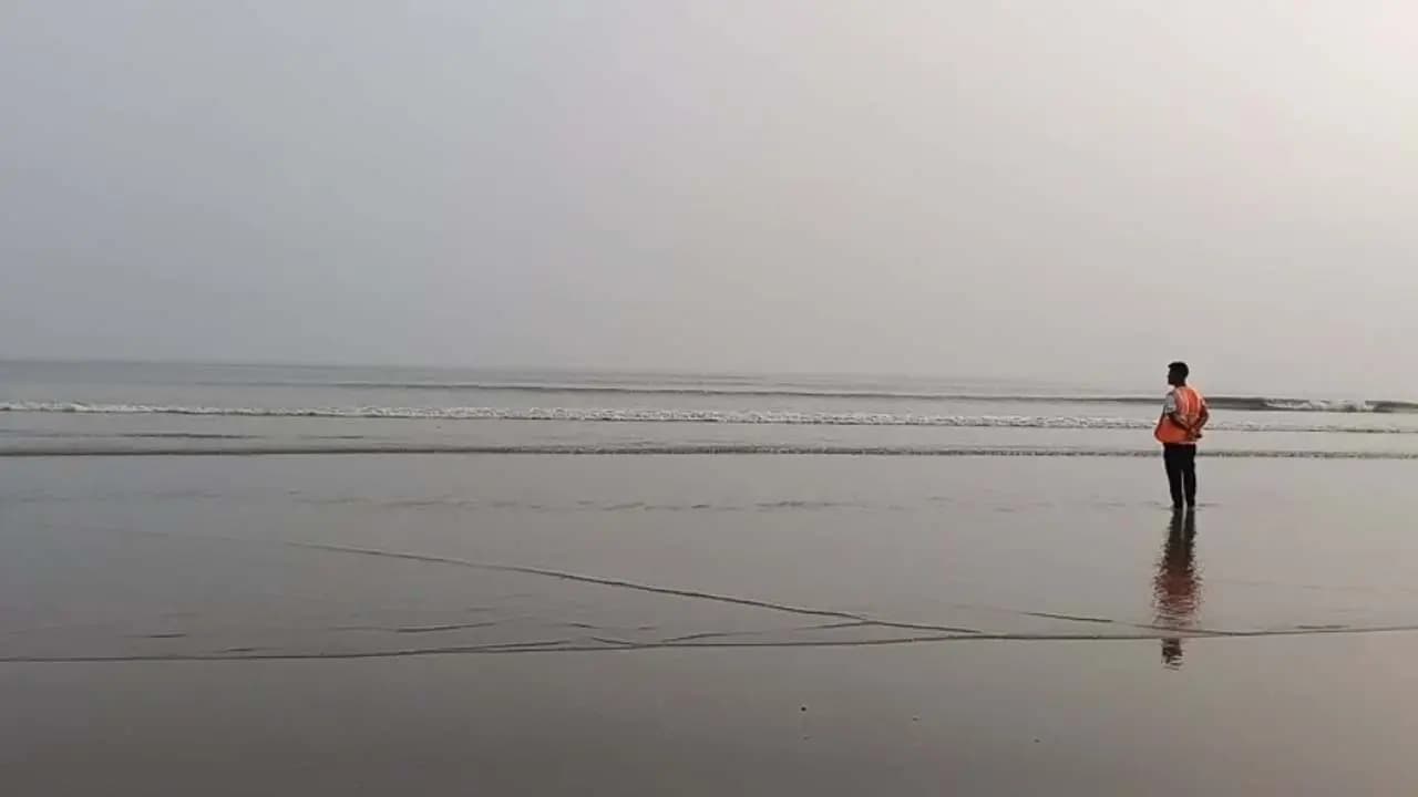  Unusual incident At Tajpur: Sea water suddenly receded by nearly one point five  kilometers widening the beach