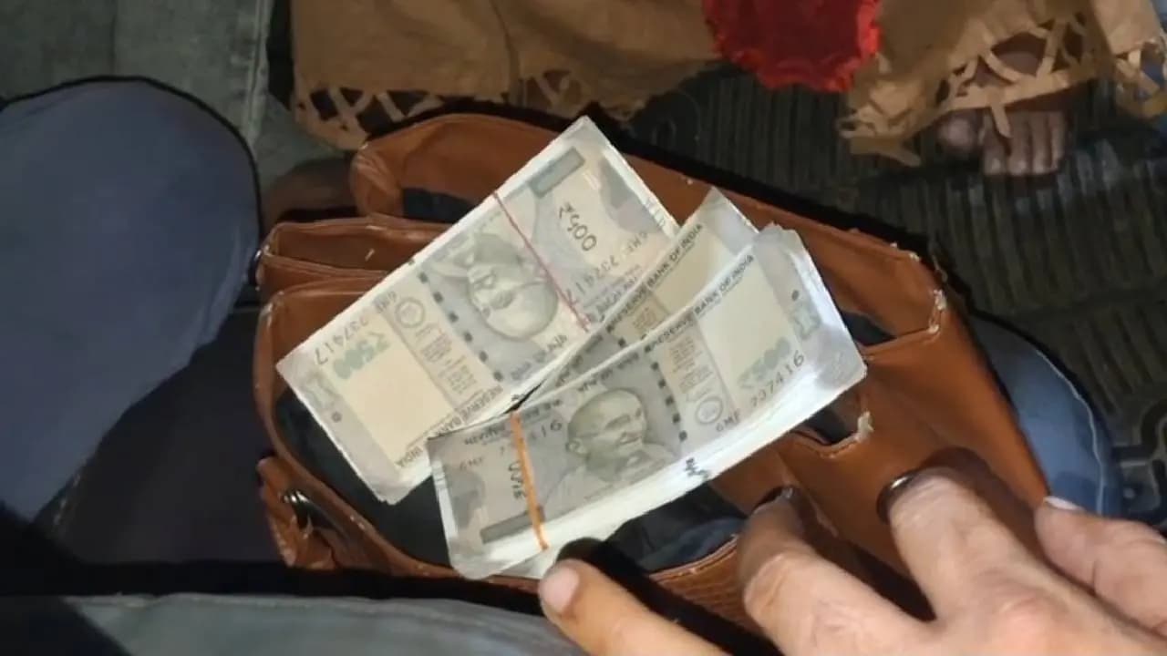 Huge Amount Of Fake Notes Found in Bardhaman, Three Arrested