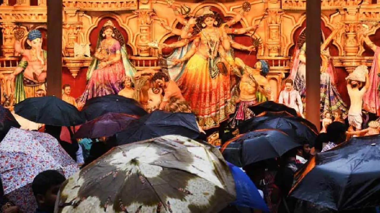 Kolkata Durga Puja Weather Forecast: Kolkata Lashed By Heavy Rain On Chaturthi, Thunderstorms Warning in Three Districts in West Bengal in Next Two Hours on October 14
