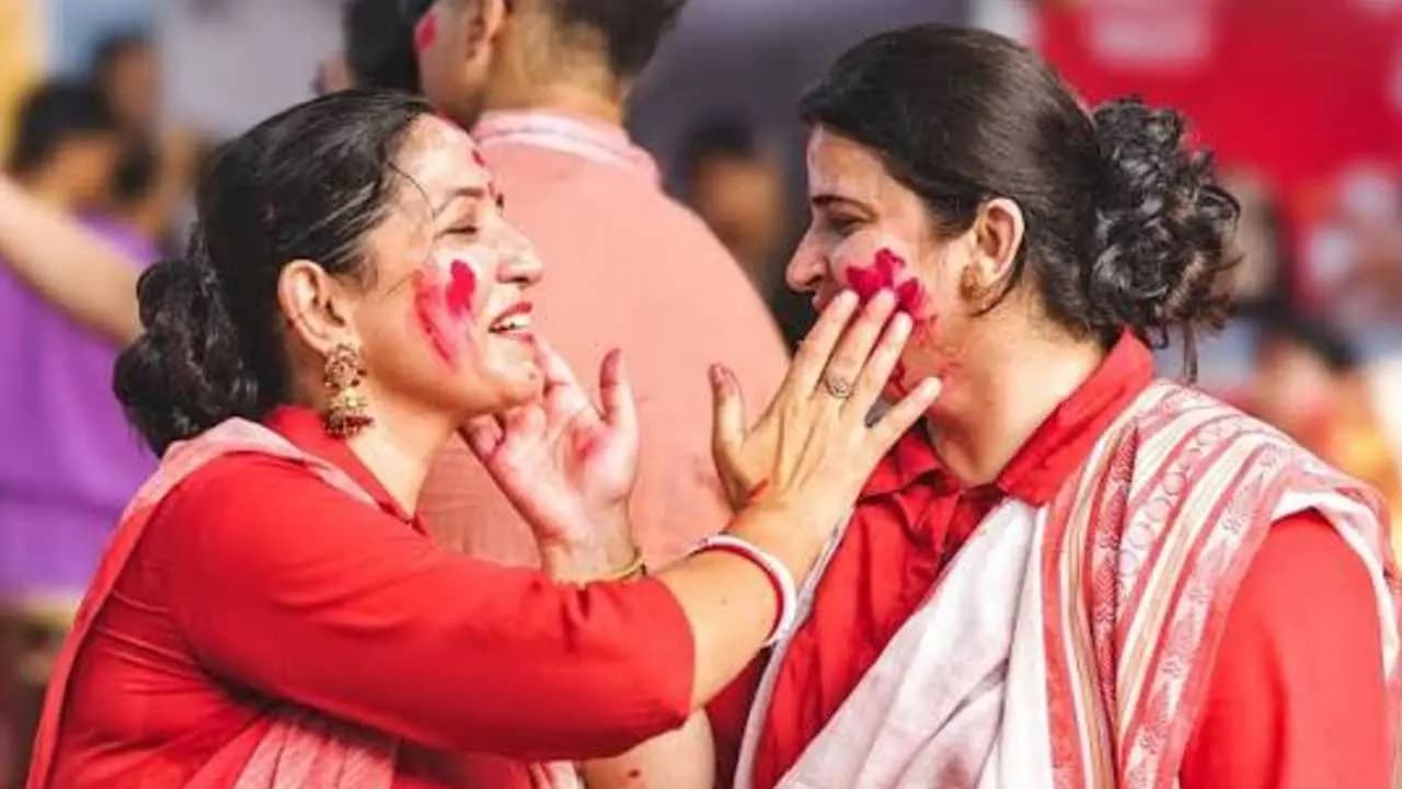 Why Bengali women wear red white saree during sindur khela