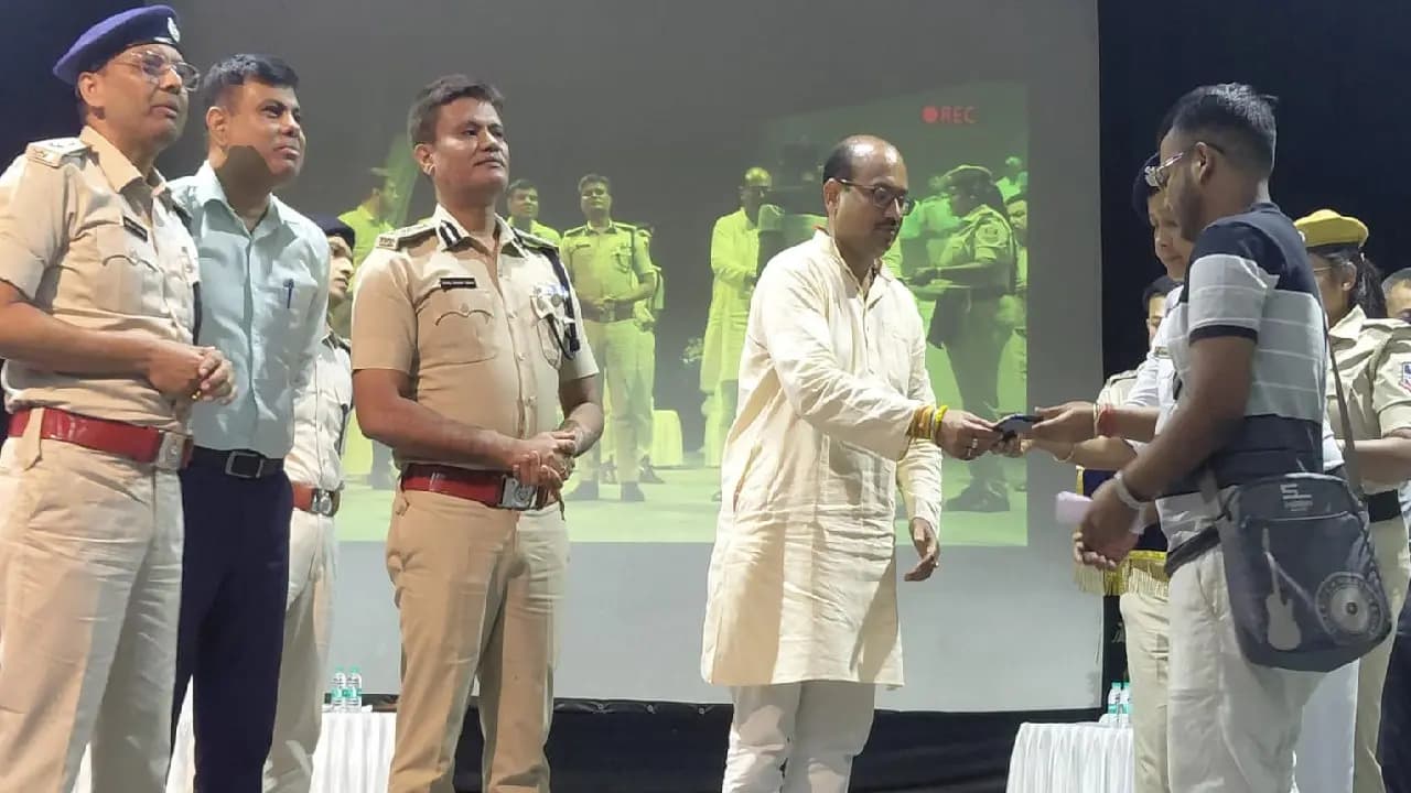 The police returned lost phones to many people Chinsurah