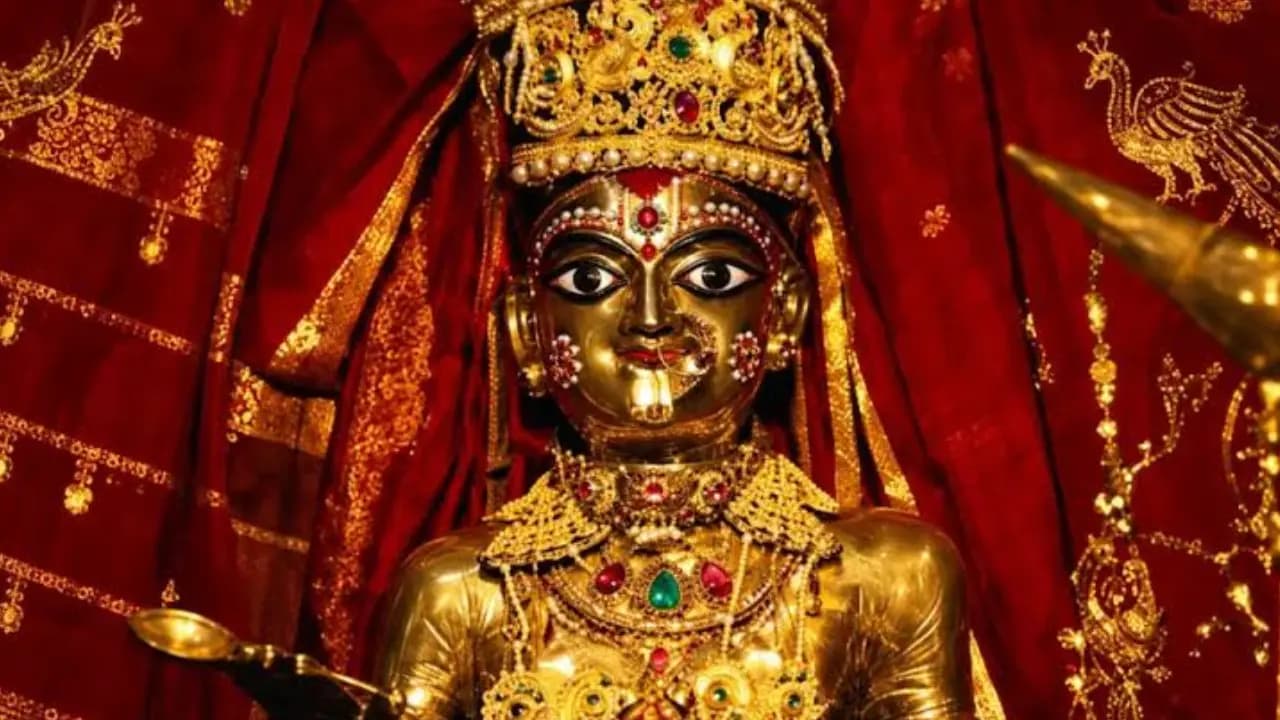 Locker Durga Story: For 360 days of the year, Goddess Durga resides in a bank locker Durga Puja Special