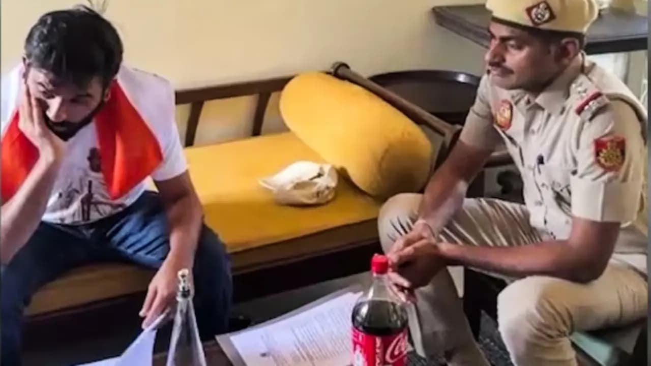 Tiranga March: Delhi Police at Abhijeet Dipke s home what is the reason