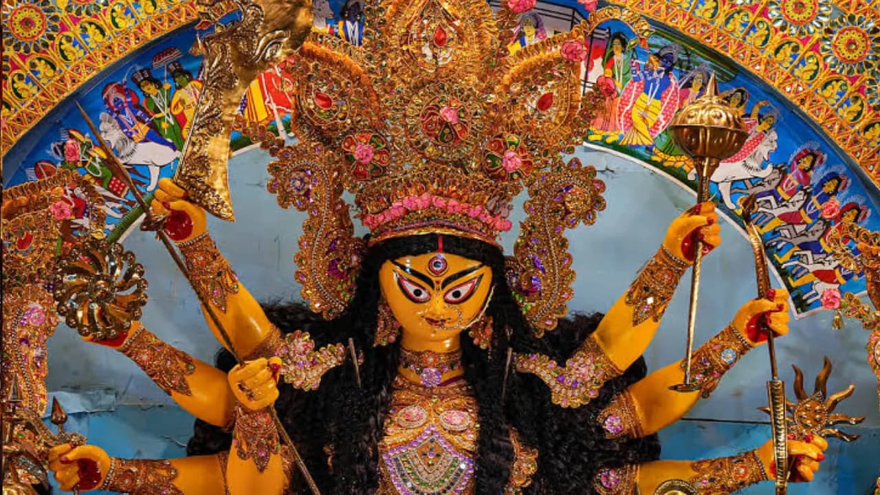 Durga Puja Nabami: Donate these Things to Attract Wealth Happiness Luxury Money According to Zodiac Signs