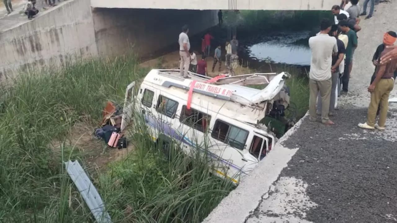 Delhi-Mumbai Expressway Accident: On Delhi Mumbai Expressway a bus overturned in Rajasthans Kota area 8 killed many injured