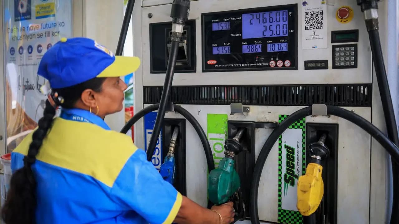 Petrol Diesel Price Hike in November: Possibility of fuel price hike in India on November check out 17 October price in Kolkata and other metro cities  