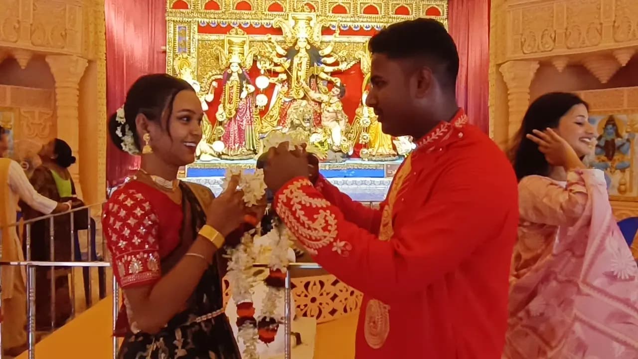 A couple got married in the Durga Puja Pandal in Diamond Harbour