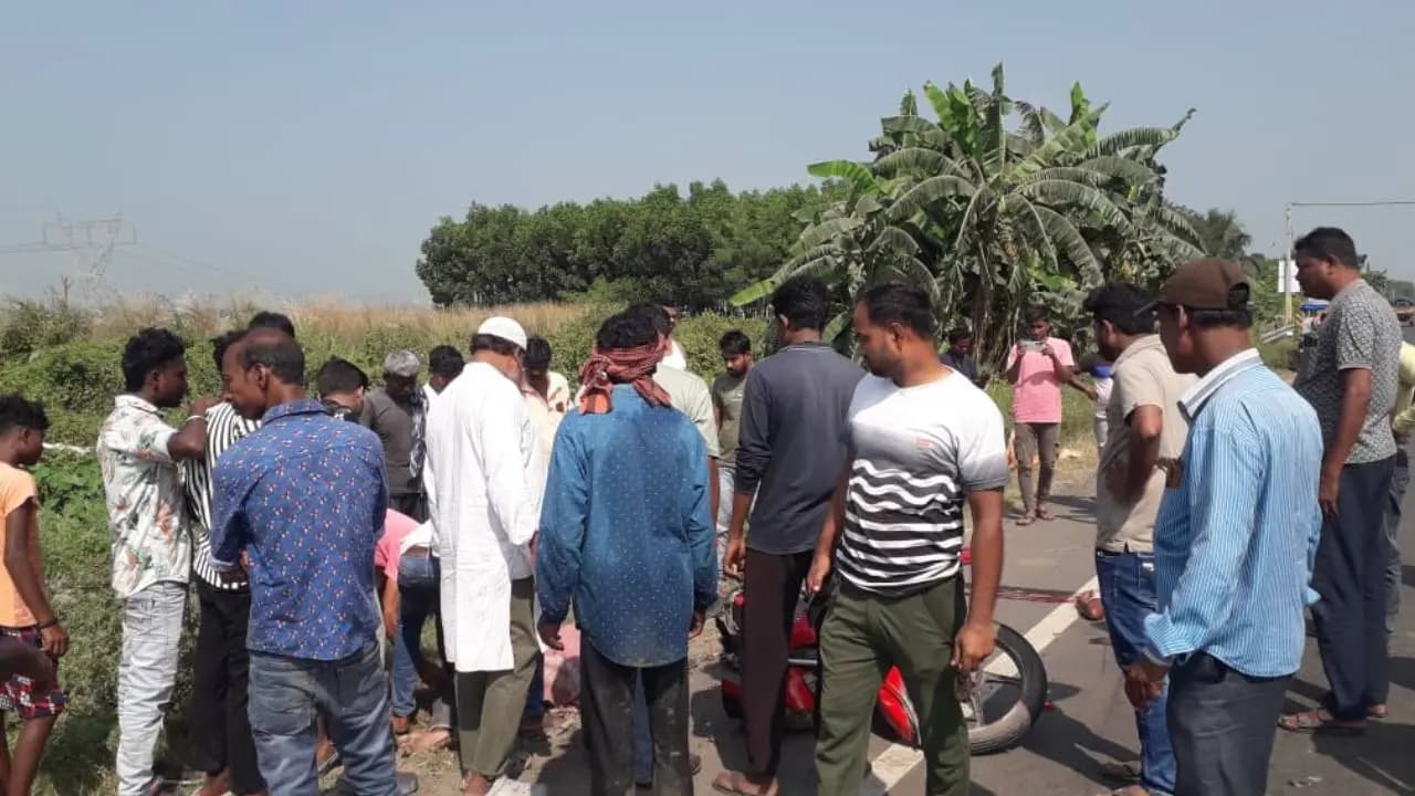 Three killed as truck hits motorcycle in East Burdwan on Bijaya dashami Morning