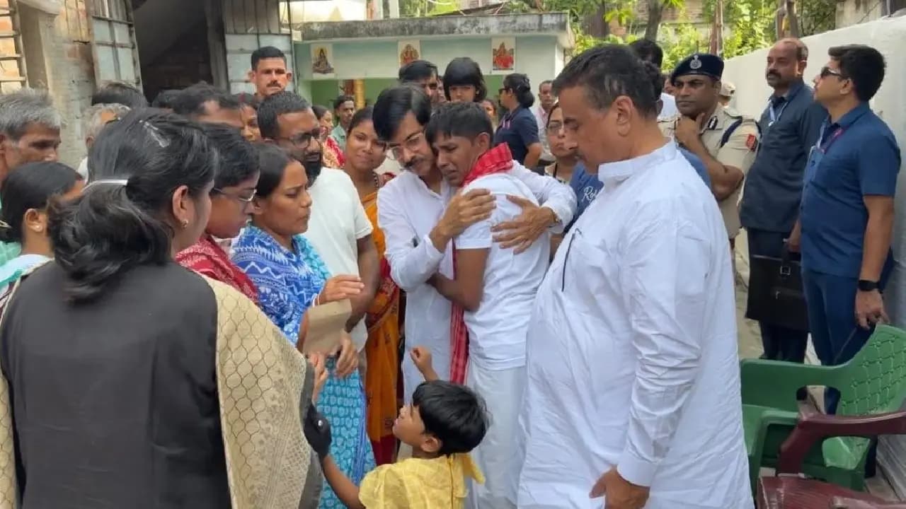  chorbagan durga Puja stamepede: CM Suvendu Adhikari meeting Priya Samaddar family after chorbagan incident