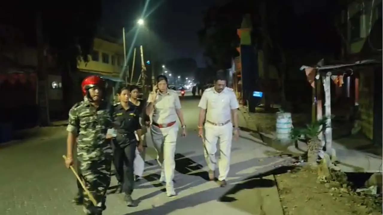 Clashes In Arambagh: Satitala in Arambagh turns into a battleground during idol immersion tension erupts following a clash between two neighborhoods