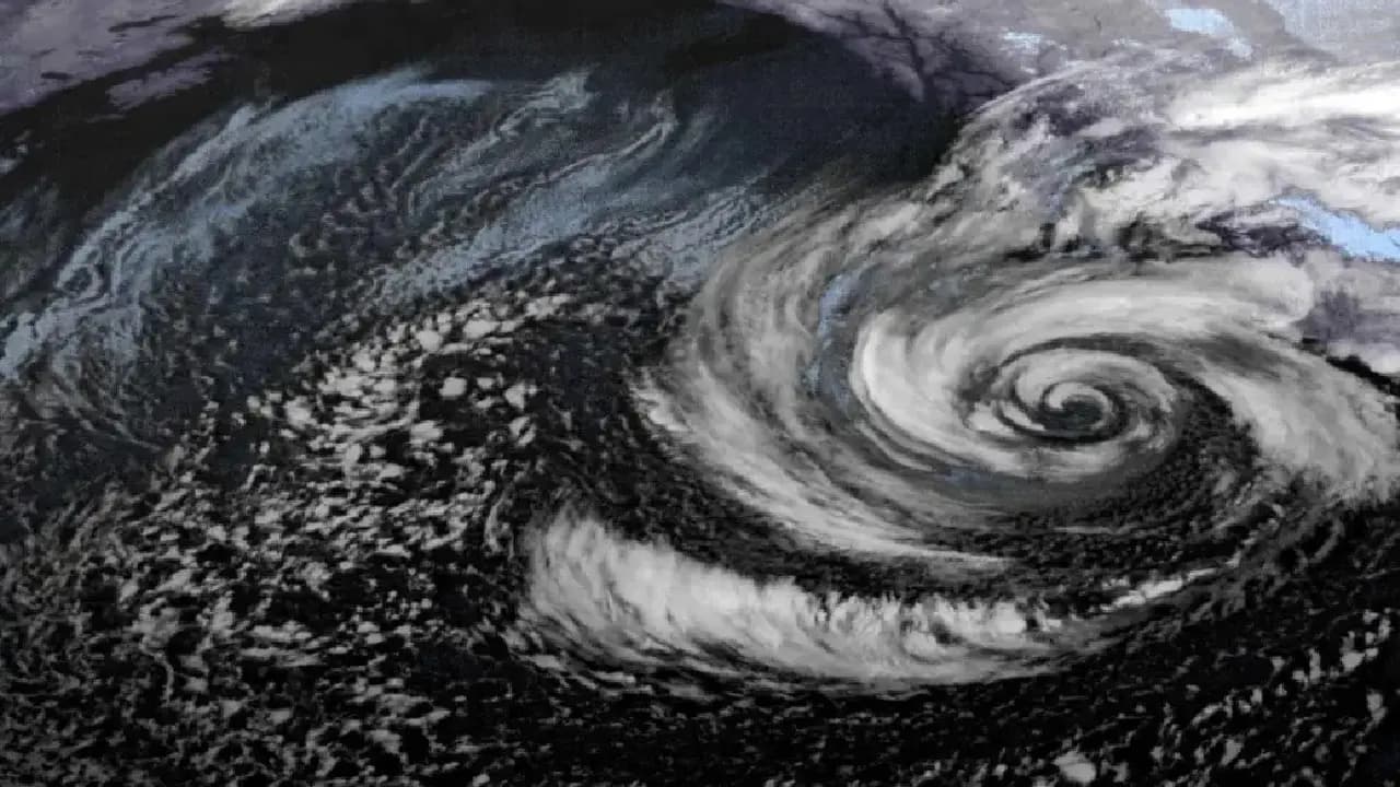 cyclonic circulation and deep depression big update: heavy rain  Thunderstorm Lightning gusty wind in west bengal districts