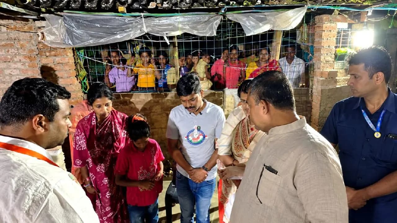 chorbagan durga puja stampede: CM Suvendu Adhikari visits Sneha Bhandaris home