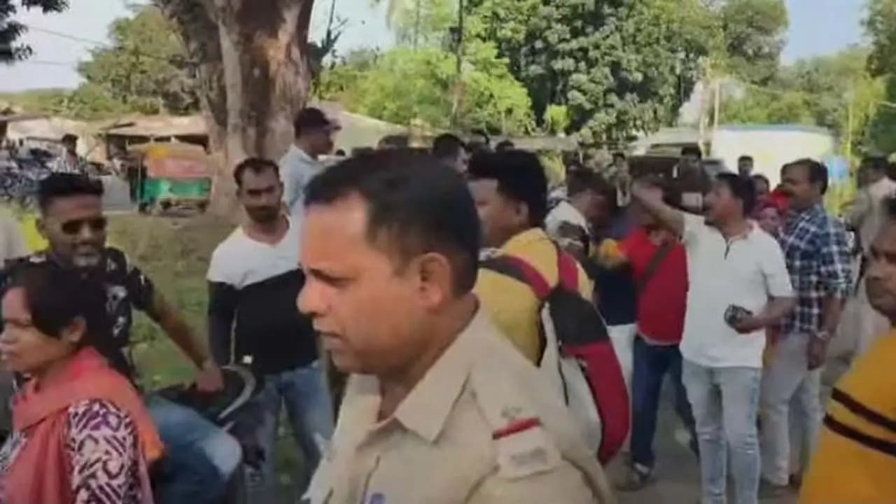 Clash in Durgapur over the removal of a Bijoya banner