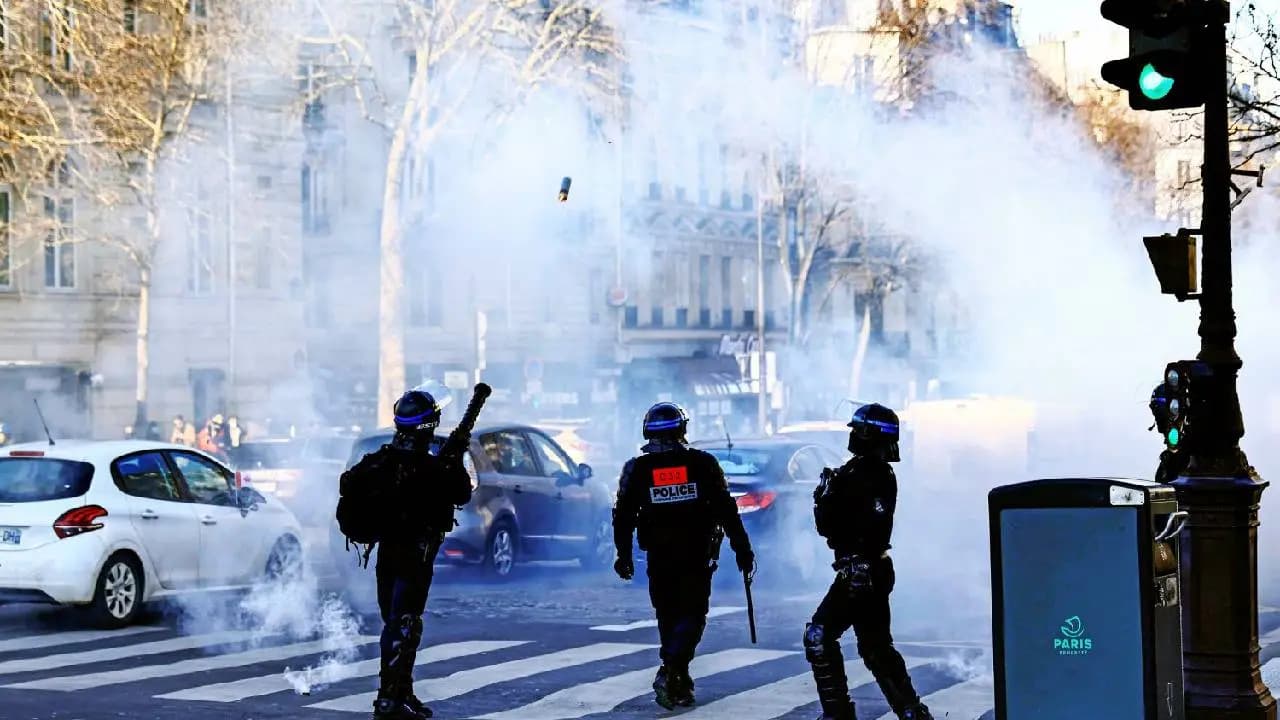 France Protest: Over Four Lakhs People Join In Protest, While Police Fire Tear Gas at Demonstrators, 135 Arrested 
